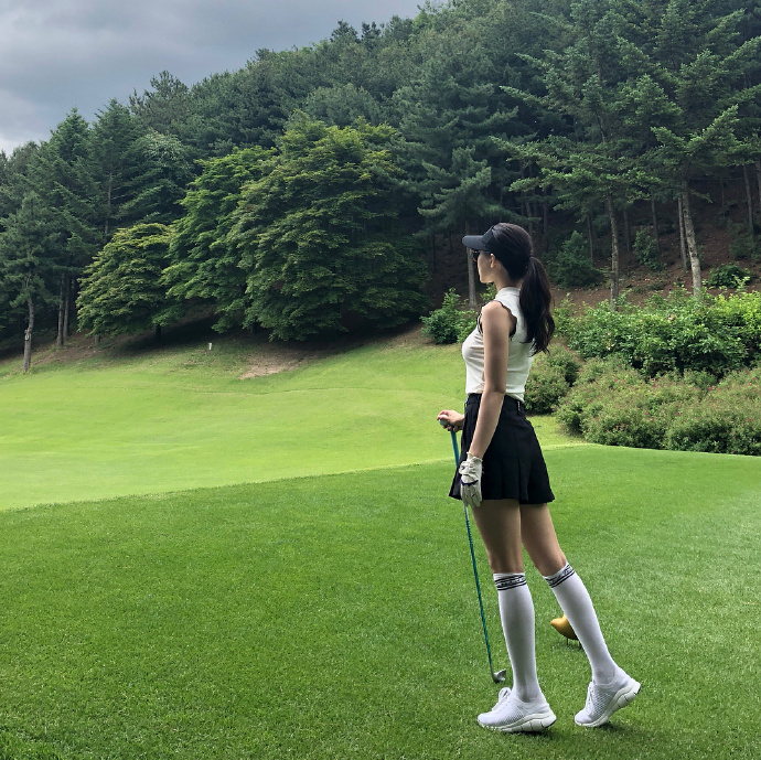 瑜伽老师，打高尔夫的样子太美了 ...~~~ ​​​​